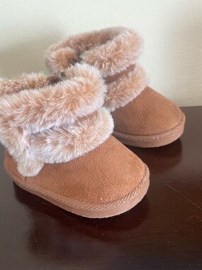First Steps Kids Faux-Fur Lined Winter Booties - Tan ( size 4)